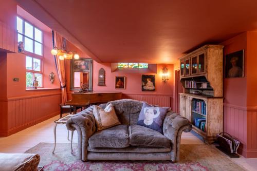 Unique renovated former chapel - Pass the Keys