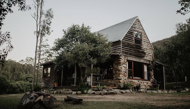 Unique Rockhouse, private jacuzzi, bush views