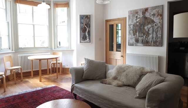 Unique, romantic apartment for two in York city centre artist's house.