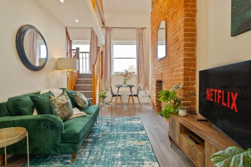 Unique Rooftop 2 Bedroom Retreat in Canterbury City Centre - Sleeps 4