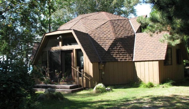 Unique round home Lake Michigan waterfront. Sunset views, fire pit, dog ok.