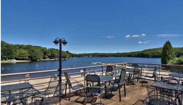 Unique Round House in The Hideout w/seasonal lake views