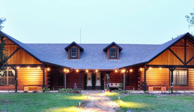 Unique Rustic Log Home an hour from Dallas