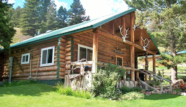 Unique Rustic Log House in Jardine, Montana