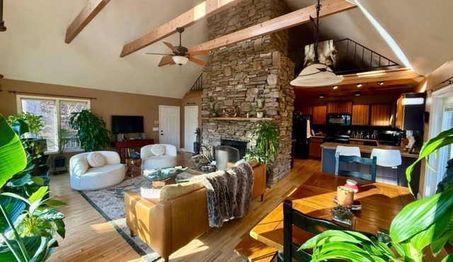 Unique Rustic Mountain Chalet with Hot Tub