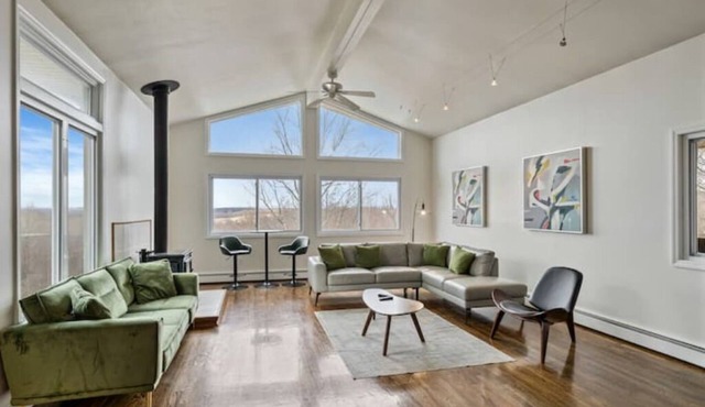 Unique Scenic home with king suite & Hot tub