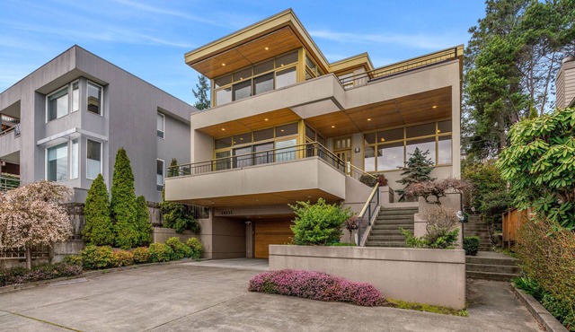Unique Seattle Gem: 5BR + 3.5BA w/lake & mountain views, AC, close to transit