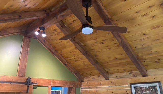 Unique secluded Log Cabin on Private Spring fed lake