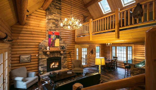 Unique, Secluded, Luxury Log Cabin in the Gold Country w/EV Charger