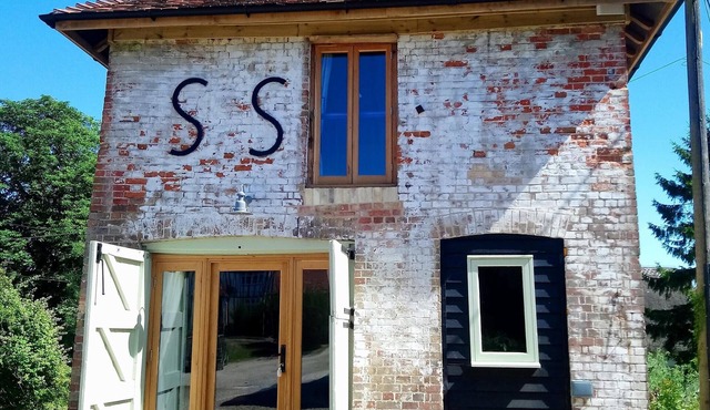 Unique self-contained 1bed Grade II Listed Dovecote/Farm Barn