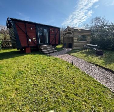 unique sheperds hut private hot tub, ensuite & kitchenette