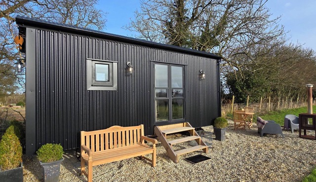 Unique Shepherd's Hut in the Cotswolds, pet friendly, a glorious retreat