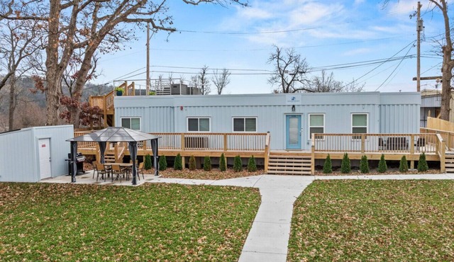 Unique Shipping Container Stay - Walk to Branson Landing!