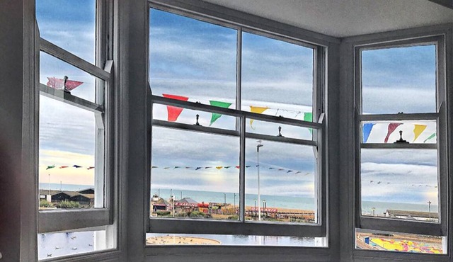 Unique Smugglers Cottage with Perfect Seaview & Old Town Location