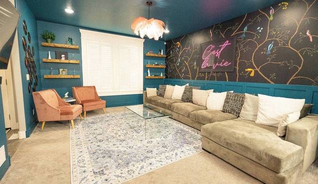 Unique & Spacious Home GREAT LOCATION HOT TUB 🔥 Sleeps 14 Family Friendly