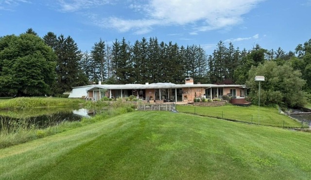 Unique & Spacious Home, Close to Stadium