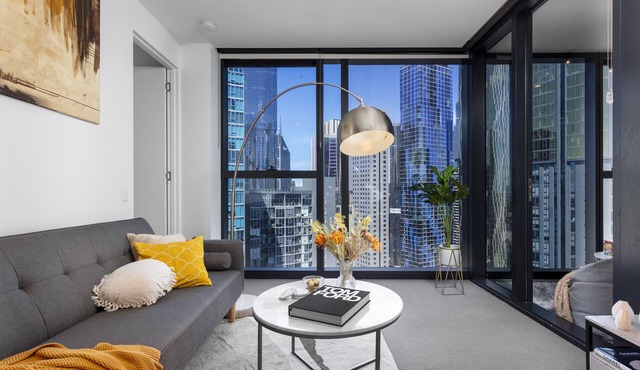 Unique & Spacious Retreat - Cozy Balcony City View