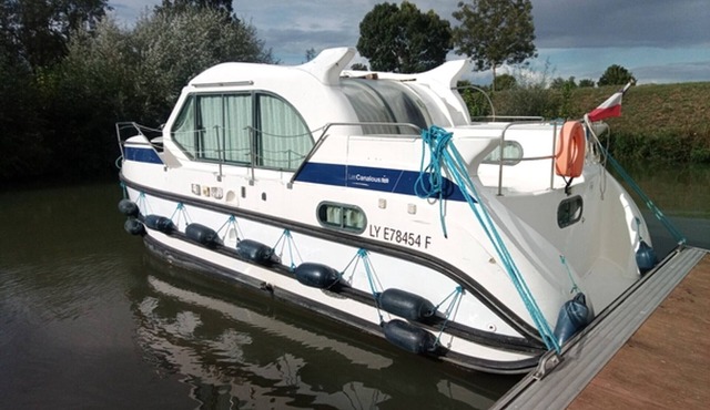 Unique Stay on Water - A Moored Boat in Pontailler-sur-Saône