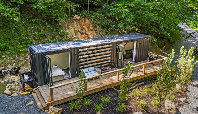 Unique Stay - 5 Star - Great Location - "Grounded"