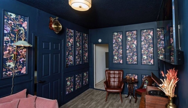 Unique Stay at the Historic Train House 2.5 miles from Stadium - King Bed