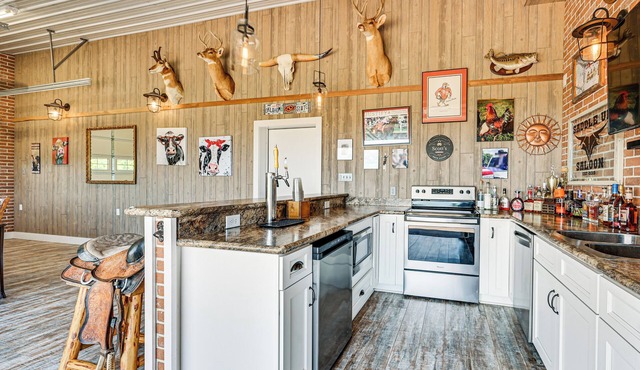 Unique Stay: Barndominium Near Rough River Lake!