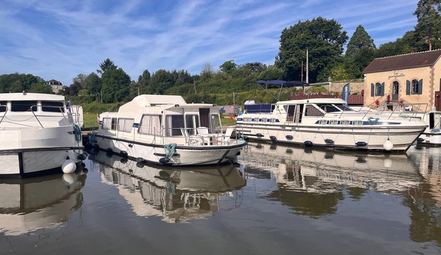 Unique Stay on Docked Boat in Burgundy