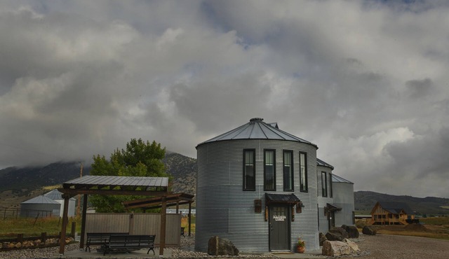 Unique stay in a modern grain bin home 2 miles from the famous hot pools!