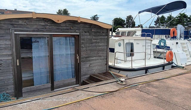 Unique stay on Jupiter, comfortable boat in Digoin
