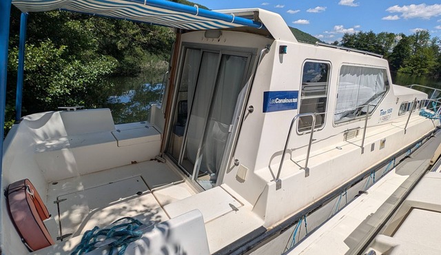 Unique Stay on Triton 1050: Private Riverboat for Up to 8 Guests