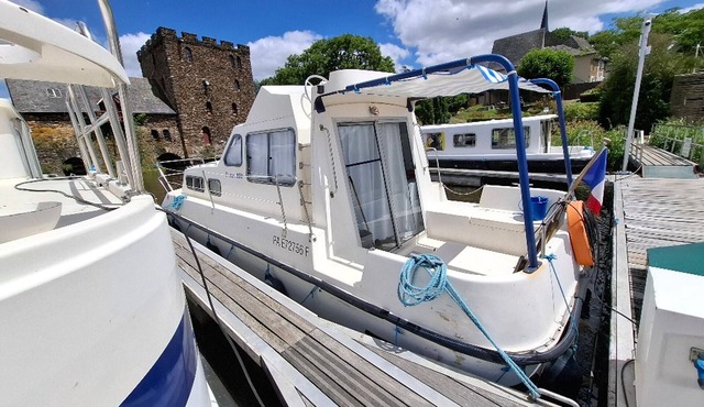 Unique Stay Onboard in Chenillé-Changé - Up to 5 Guests