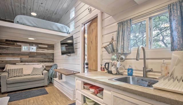 Unique Stay: 'tiny Everest' San Antonio Home!