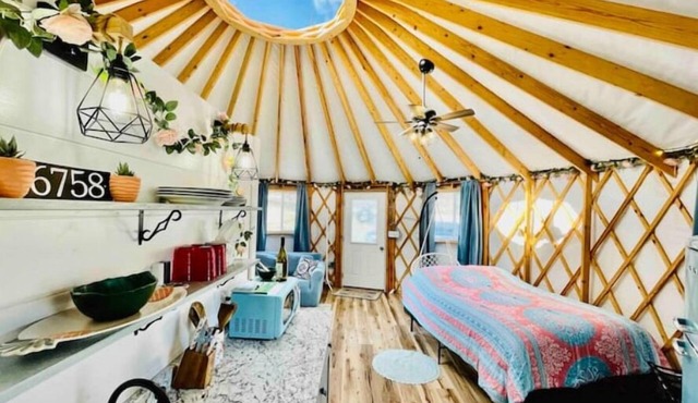 Unique Stay! Yurt with Mountain View, 1 min to Breweries & Hiking, 5 min to Lake
