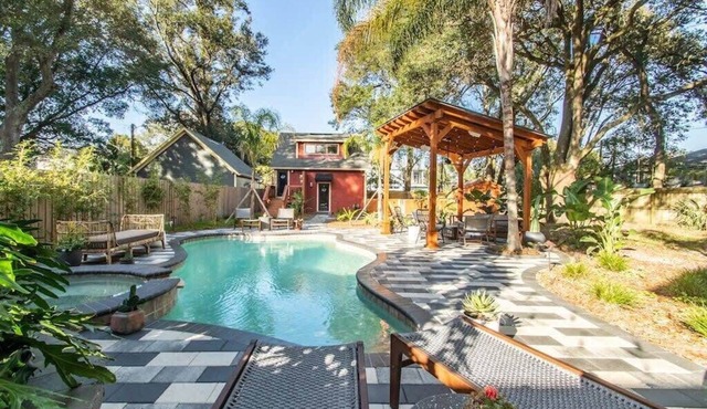 Unique studio w/pool, spa & gardens near downtown