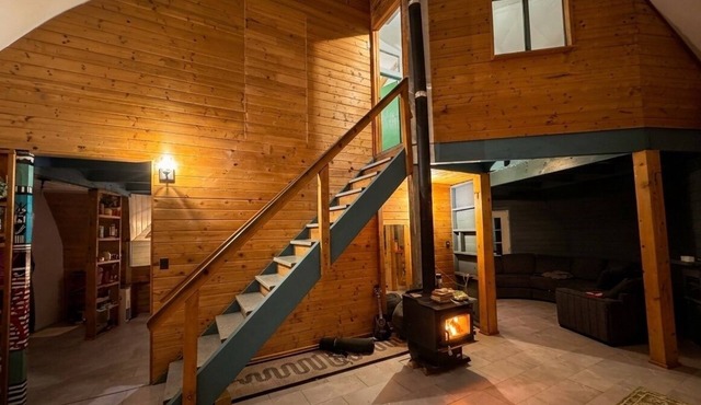 Unique & Stylish Home in Heart of NM Mountains close to Starbucks & Restaurants