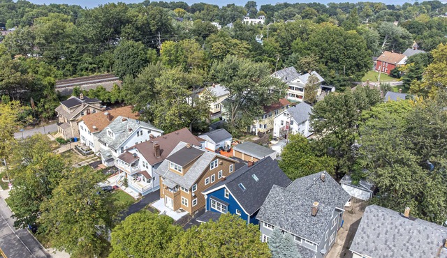 Unique sunny loft two min walk to the lake