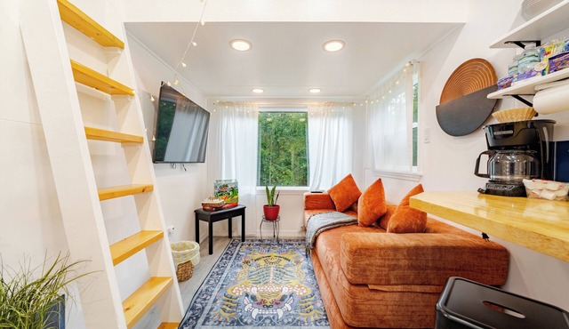 Unique Tiny Home ~ 4min to Springs w/Grill & Firepit