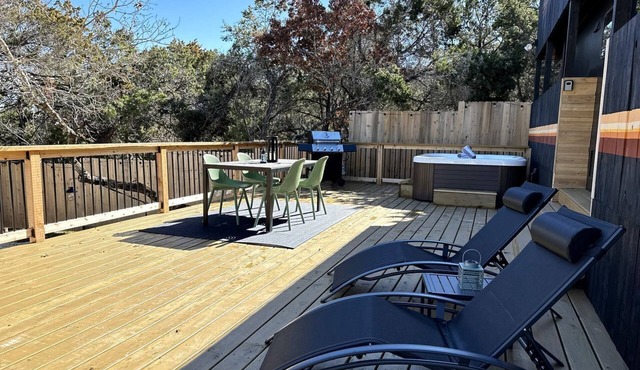 Unique Tiny House with Hot-tub, Fire Pit and Hiking Trail in Leander, Texas