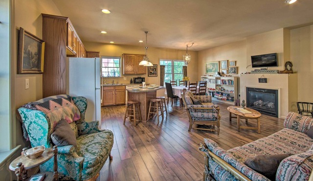 Unique Townhouse in Bavarian-Style Neighborhood!