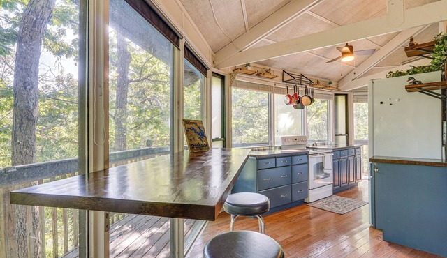 Unique Treehouse Hideaway Near Lake of the Ozarks