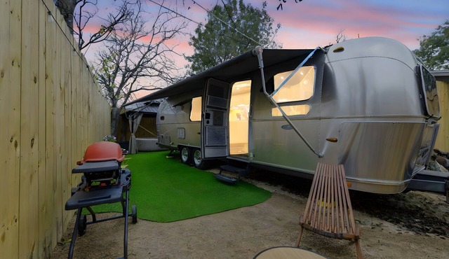 Unique Urban Getaway - Hot Tub/Near Airport - 30 ft. Flying Cloud Airstream Bunk