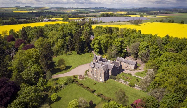 Unique Victorian mansion house with period details - 14 bedrooms.