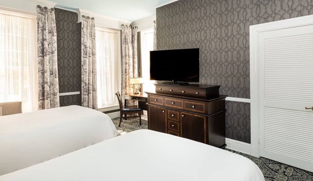 Unique Victorian Stay w/Modern Amenities + Steps from Waterfront