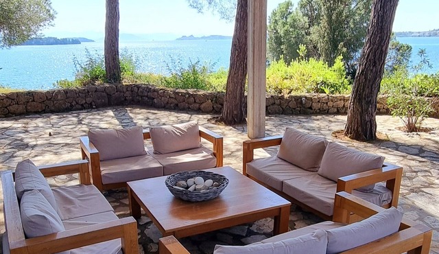 Unique view, private beach path, 5km from Corfu City, beautiful Corfiot villa.