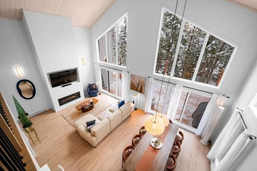 Unique Villa with 4BR AC WI-Fi Fireplace Hot-tube Sauna