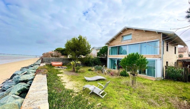 Unique villa with direct beach access, shops on foot.