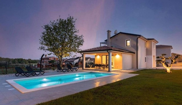 Unique villa with private pool, sea views, baby cot, BBQ, air-conditioned bedrooms with many cycle paths