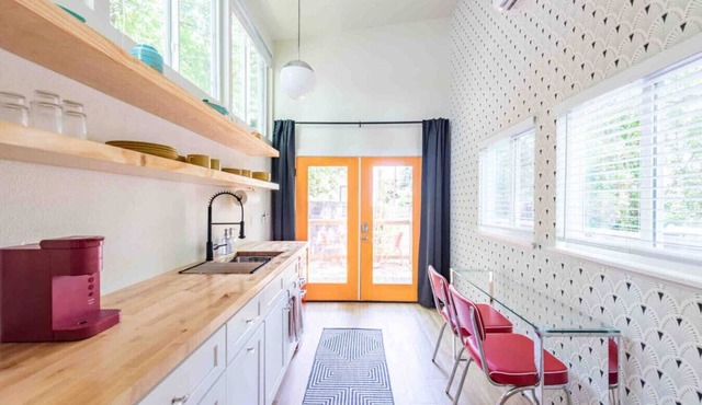 Unique Vintage Vibes - Cozy Tiny Home close to UT!