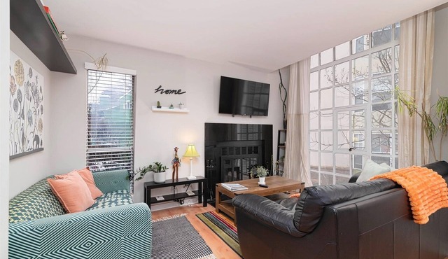Unique & Vivid Uptown Oasis | ☀Balcony | ♛King Bed