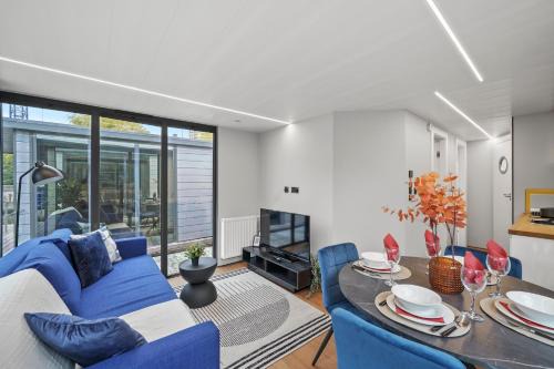 Unique Water Lodges in London - Roof Terrace