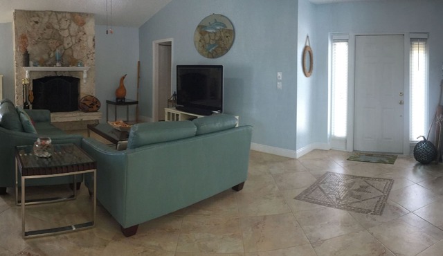 Unique Waterfront 3/2.5 Home. Heated Pool/Boat Dock. Nice to Fish! Location 👌